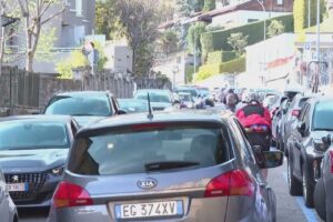 Primo ponte e prime code sulle strade comasche. Tutto fermo sulla Lariana, Regina sorvegliata speciale