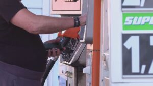 Meno scorte e pendolari del pieno, carburanti esauriti, attesa per i rifornimenti