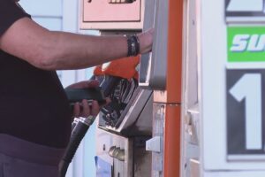 Meno scorte e pendolari del pieno, carburanti esauriti, attesa per i rifornimenti
