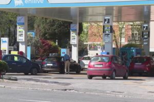 Torna la benzina, ma il governo valuta razionamenti. Targhe alterne e smart working tra le ipotesi