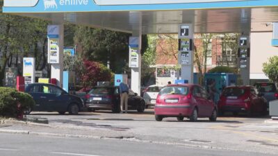 Torna la benzina, ma il governo valuta razionamenti. Targhe alterne e smart working tra le ipotesi