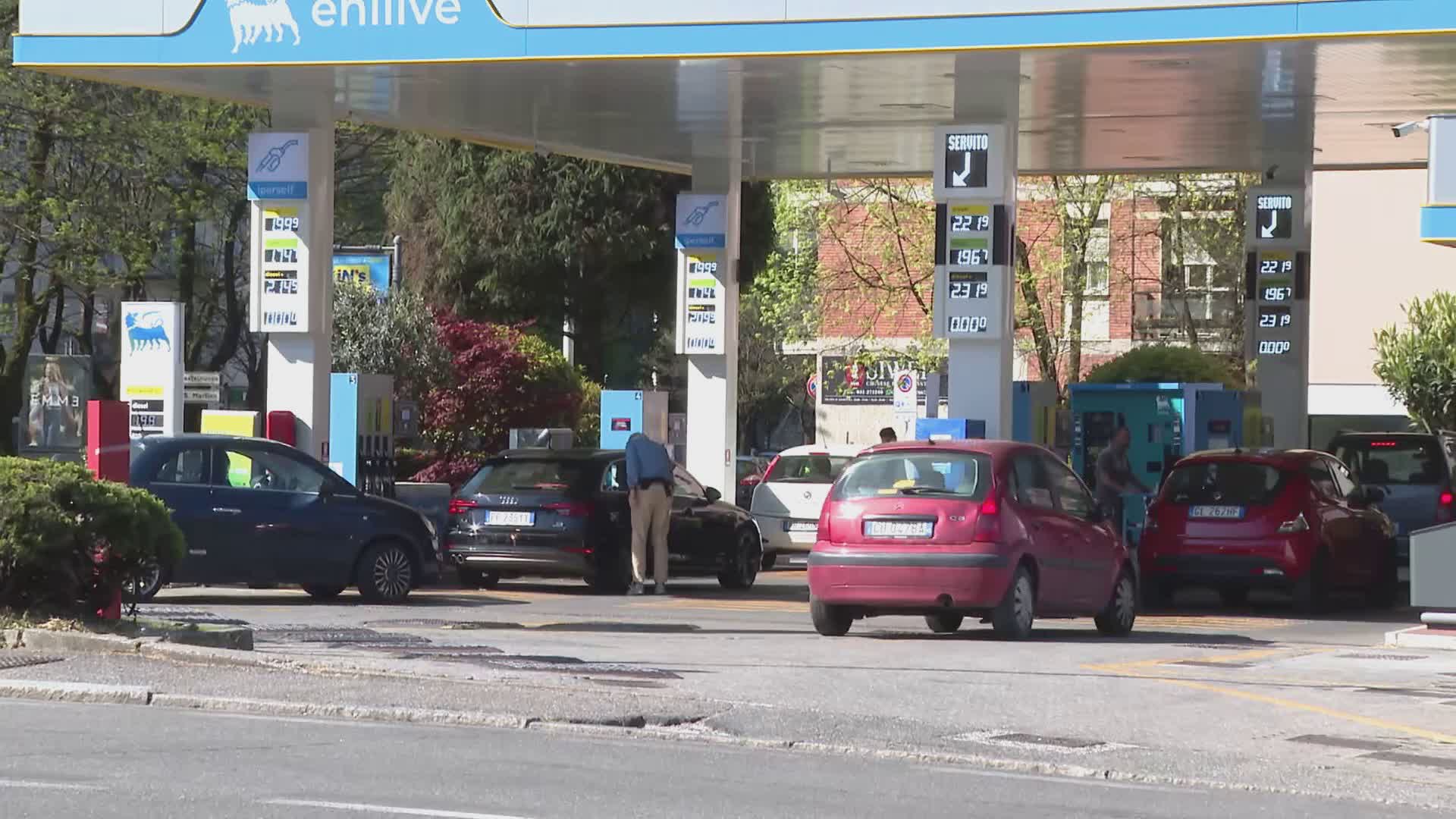 Torna la benzina, ma il governo valuta razionamenti. Targhe alterne e smart working tra le ipotesi