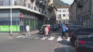 Traffico in tilt sulla Lariana, dal doppio senso in via Manzoni al semaforo intelligente