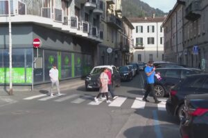 Traffico in tilt sulla Lariana, dal doppio senso in via Manzoni al semaforo intelligente