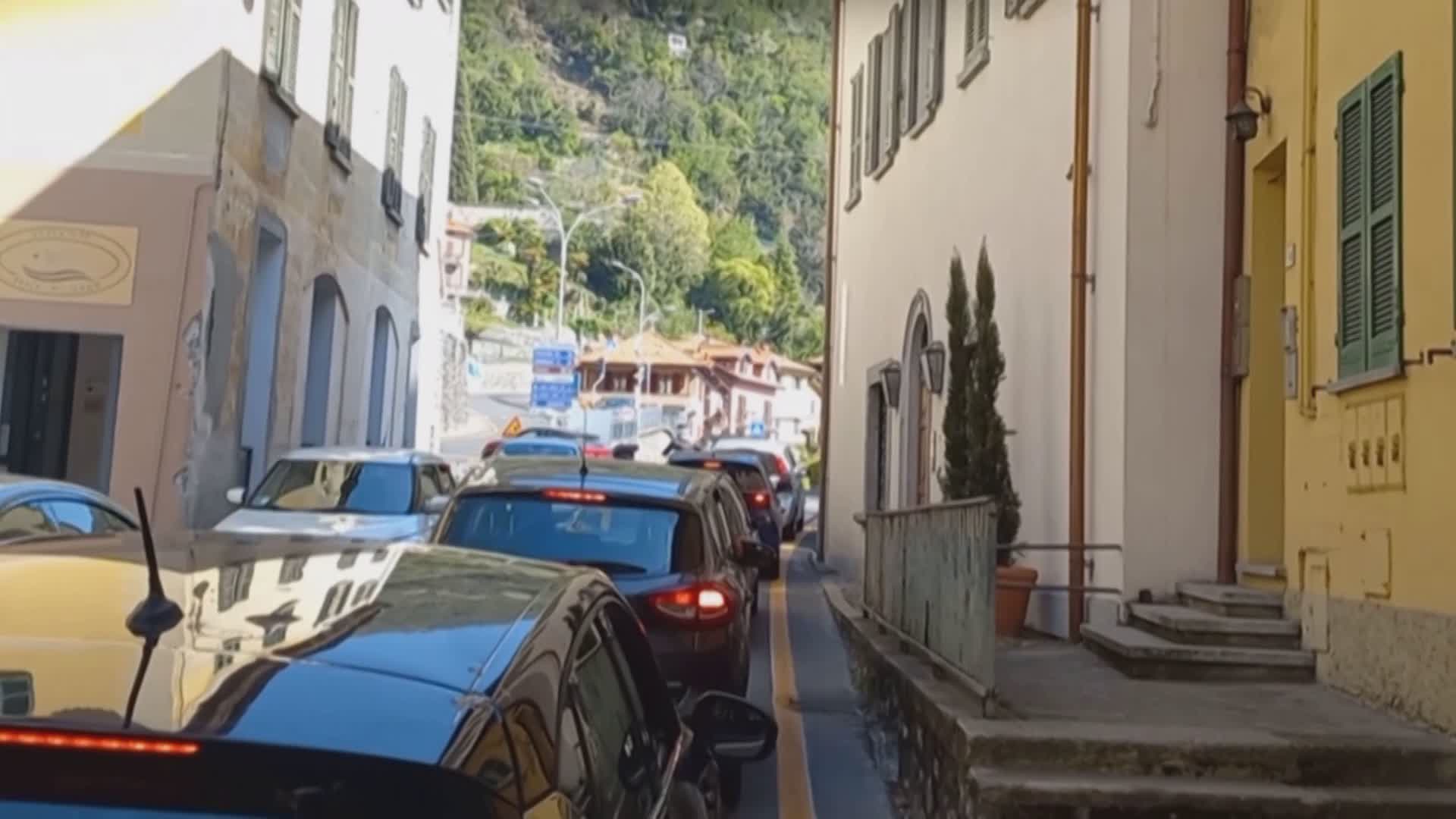 Statale Regina ostaggio del traffico, sessantamila veicoli nel weekend di Pasqua