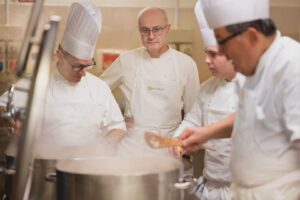 Alta cucina e solidarietà, oltre mille pasti serviti dagli chef lariani a Casa Nazareth