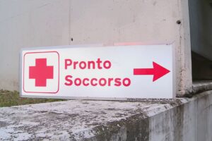Como, aggredisce i poliziotti e il personale sanitario: denunciato un 49enne italiano
