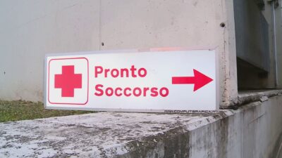 Como, aggredisce i poliziotti e il personale sanitario: denunciato un 49enne italiano