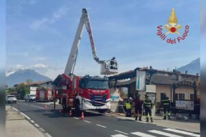 Tettoria di un campeggio danneggiata da un camion, vigili del fuoco a Domaso