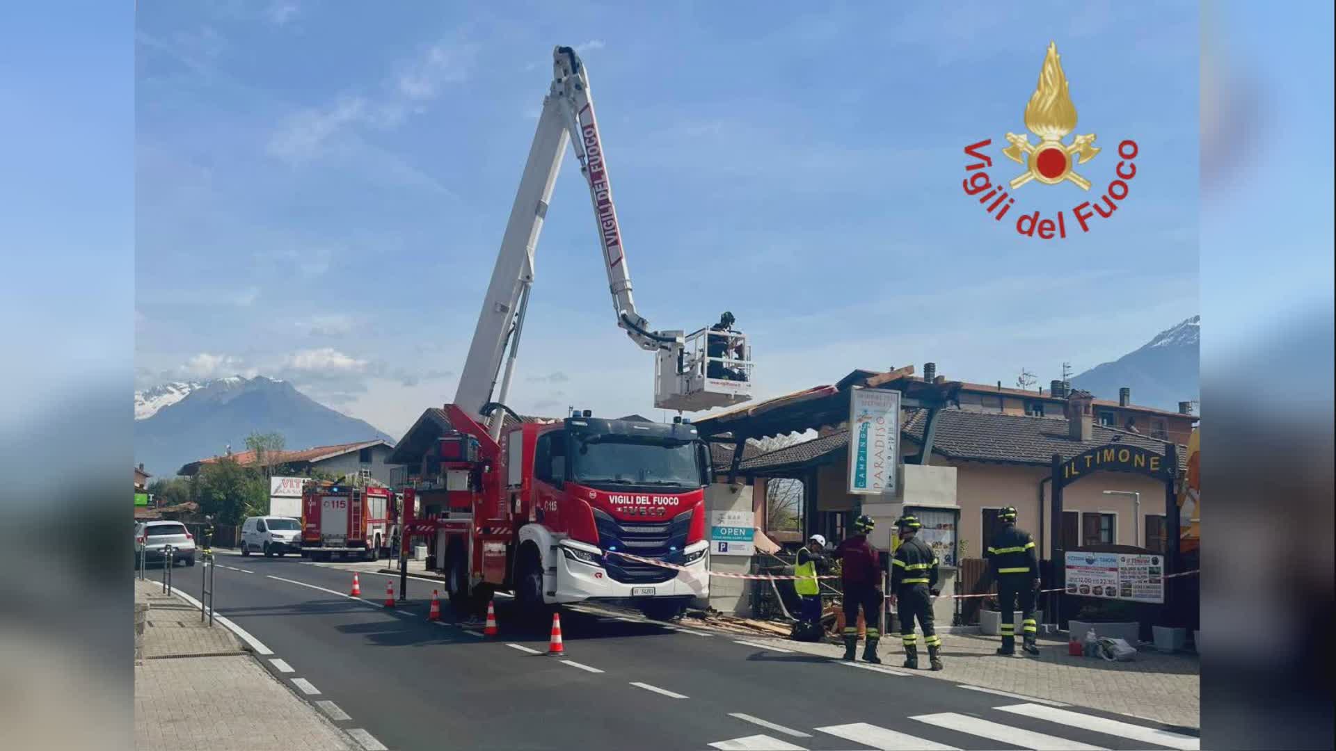 Tettoria di un campeggio danneggiata da un camion, vigili del fuoco a Domaso