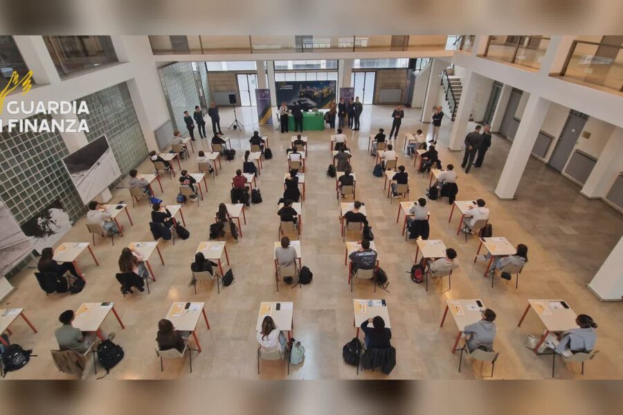 7465 LeggiAmo a scuola fiamme gialle e Costituzione. A Como 42 studenti al concorso letterario 1775834895