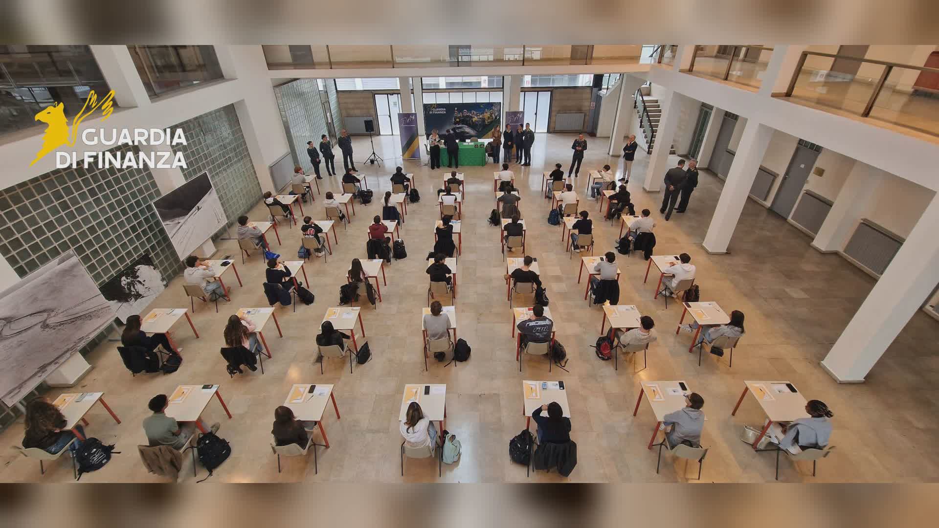 LeggiAmo a scuola, fiamme gialle e Costituzione. A Como 42 studenti al concorso letterario