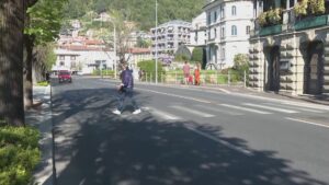 Como, attraversamenti pedonali e caos sul Lungolago, il sindaco: “Non si possono togliere”