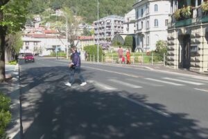 Como, attraversamenti pedonali e caos sul Lungolago, il sindaco: “Non si possono togliere”