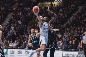 Cantù in trasferta a Bologna, lunedì la sfida con la Virtus