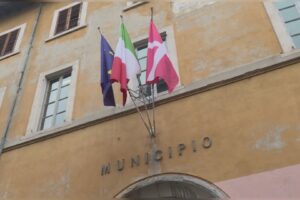 A Como un nuovo consigliere comunale. Molteni contro il sindaco, la replica: “Se non si ha nulla da dire, meglio il silenzio”