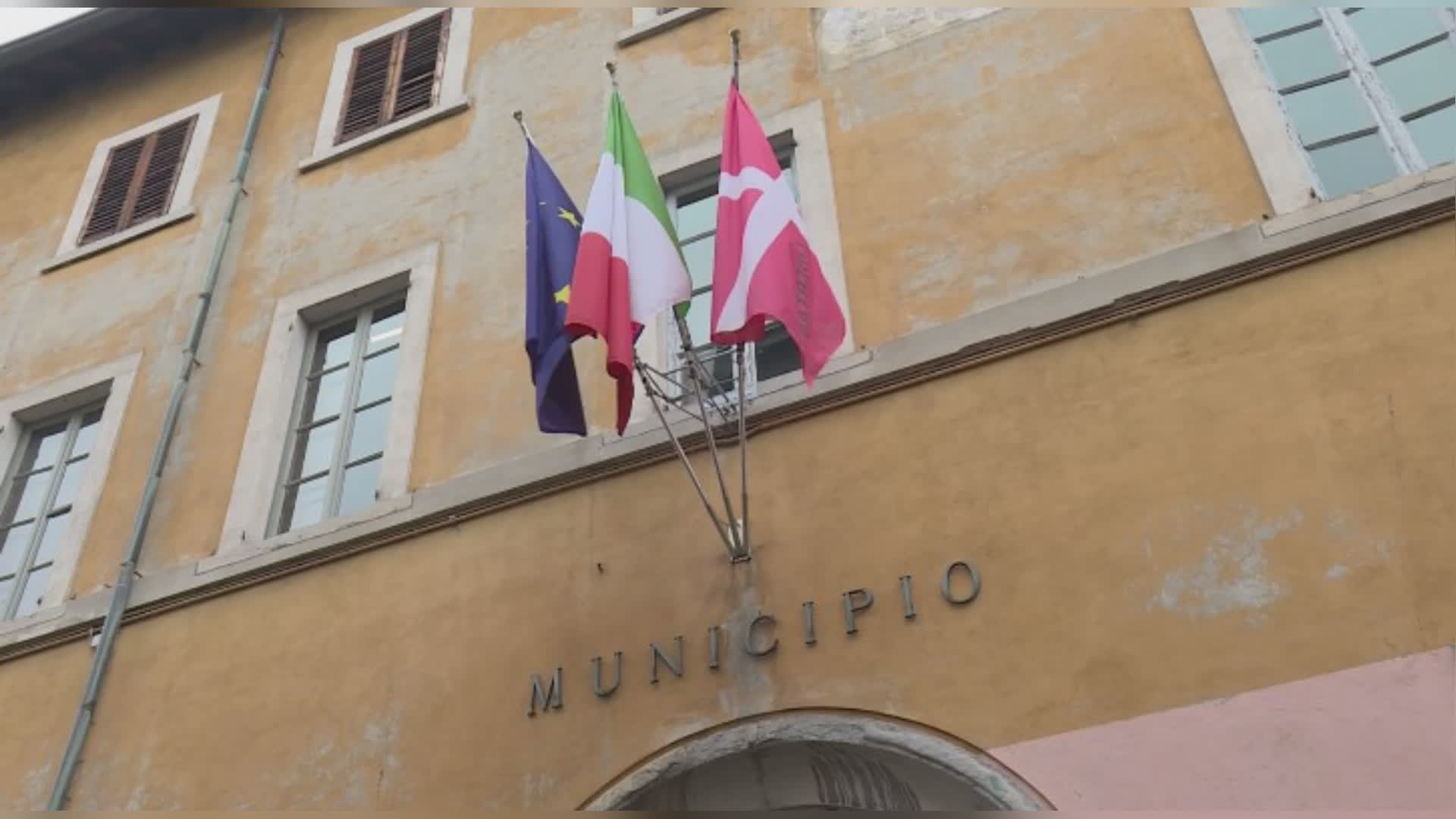 A Como un nuovo consigliere comunale. Molteni contro il sindaco, la replica: “Se non si ha nulla da dire, meglio il silenzio”