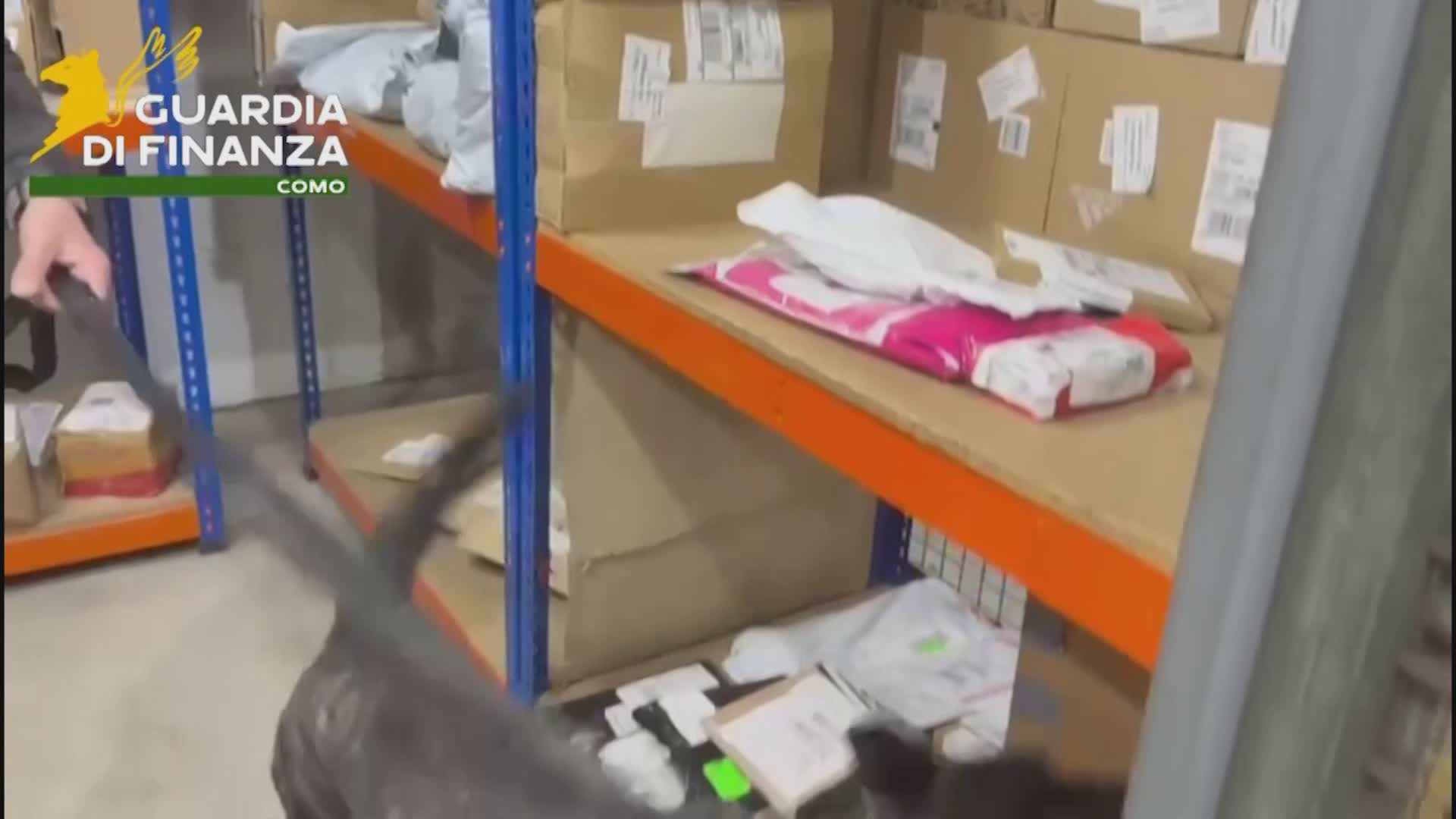 Droga spedita con i corrieri, blitz della finanza con i cani. Sequestri e un arresto