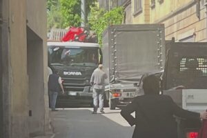 Tra Como e Blevio, Lariana paralizzata: due camion fermi in una strettoia mandano in tilt il traffico