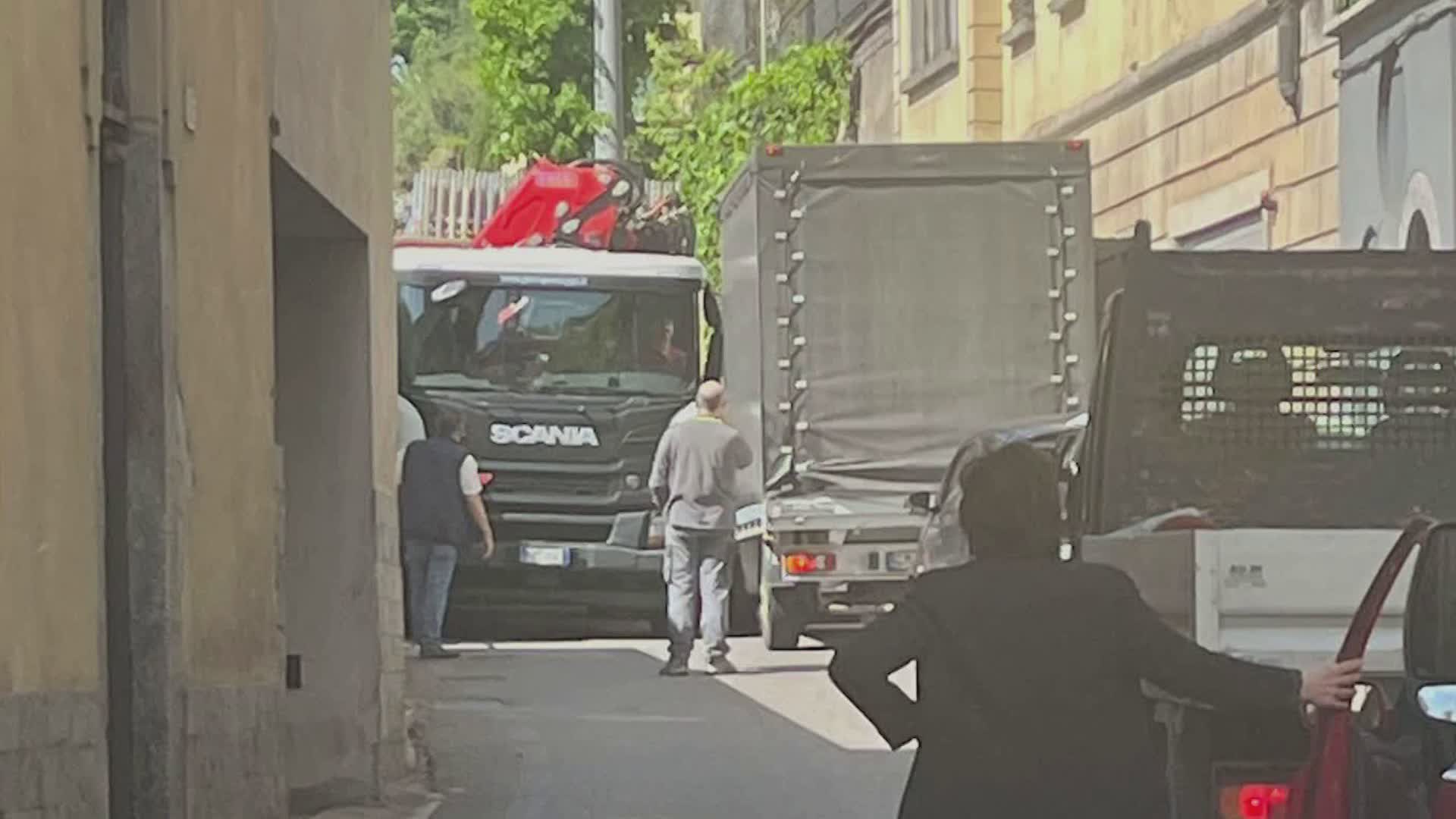 Tra Como e Blevio, Lariana paralizzata: due camion fermi in una strettoia mandano in tilt il traffico