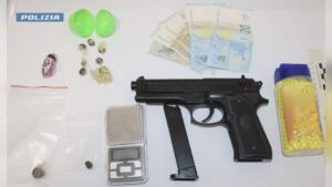 Nel parcheggio del supermercato con pistola e hashish. Denunce e sanzioni per tre giovanissimi
