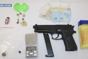 Nel parcheggio del supermercato con pistola e hashish. Denunce e sanzioni per tre giovanissimi