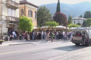 Folla di turisti a Como: code infinite per un gelato e primi tuffi al Tempio Voltiano