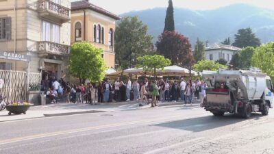 Folla di turisti a Como: code infinite per un gelato e primi tuffi al Tempio Voltiano
