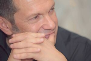 Gli attacchi alla premier Meloni dal conduttore russo Solovyov che ha due ville sequestrate sul Lario