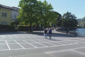 Como sempre più a portata di moto, ecco i nuovi parcheggi in piazza De Orchi e piazzale Somaini