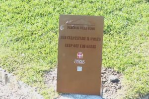 Villa Olmo, nuovi cartelli nel parco. Divieto di sedersi sulle aiuole anche in inglese