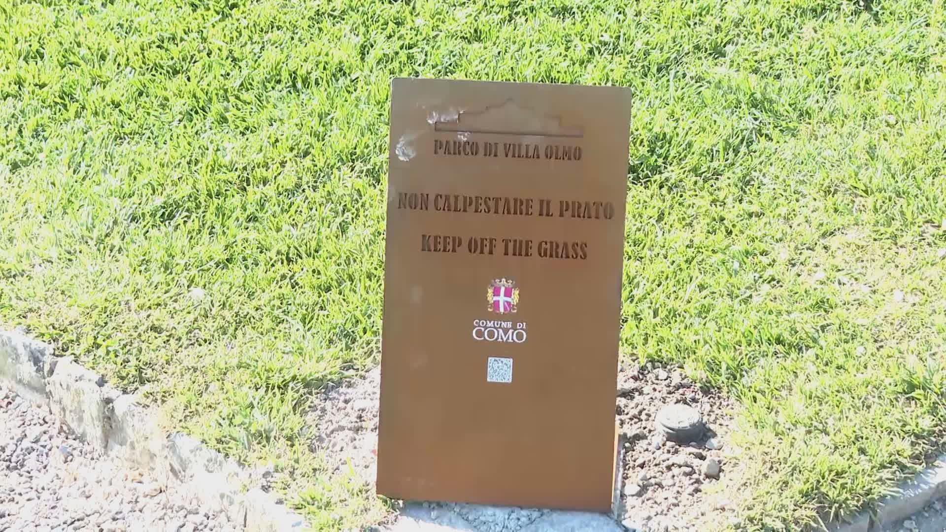 Villa Olmo, nuovi cartelli nel parco. Divieto di sedersi sulle aiuole anche in inglese
