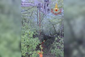 Fuori strada con la moto, salvato 15enne appeso a un albero a oltre 10 metri di altezza