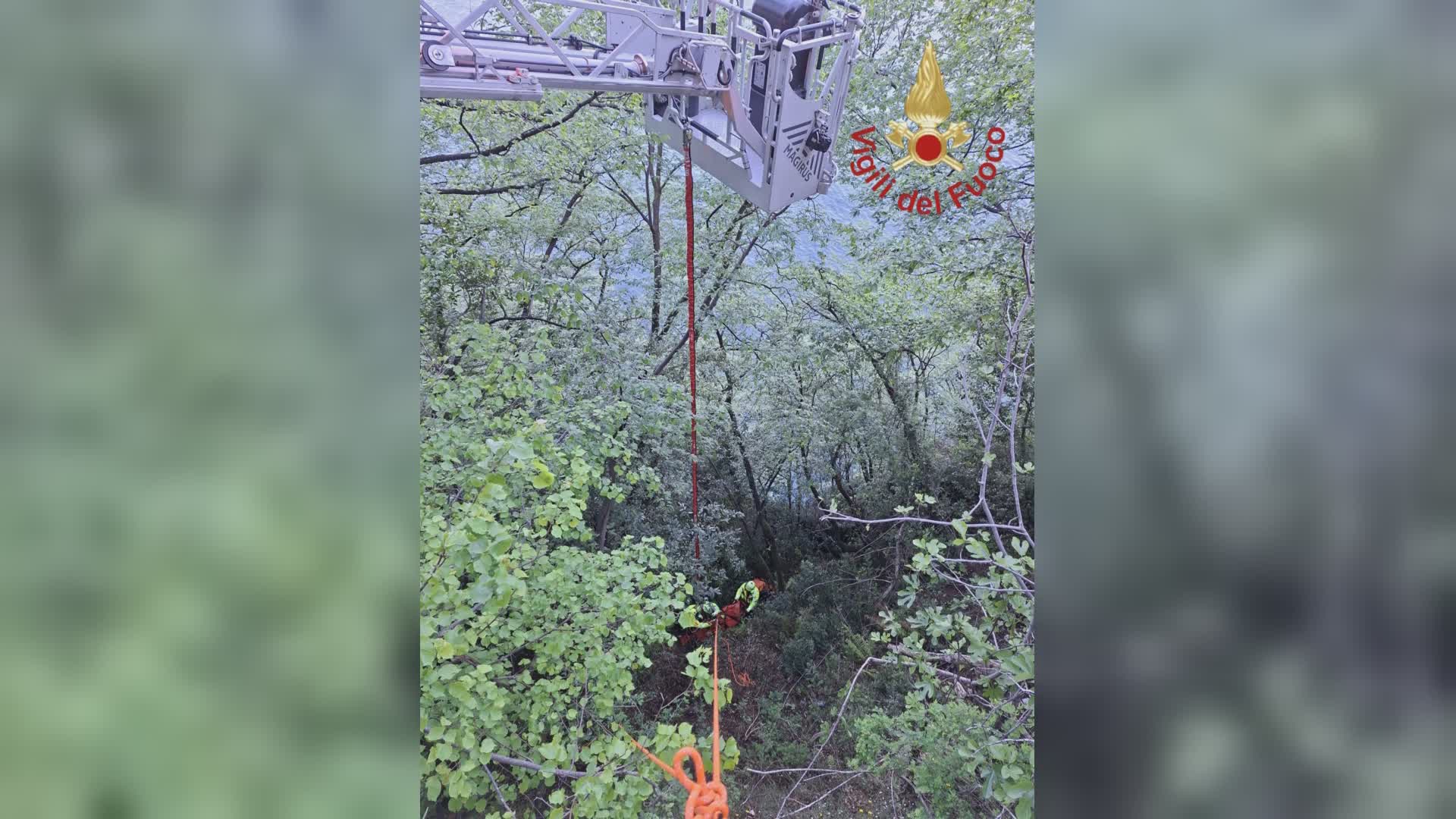 Fuori strada con la moto, salvato 15enne appeso a un albero a oltre 10 metri di altezza
