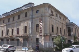 Politeama di Como, il Comune ci riprova. Prezzo ribassato e due mesi di tempo per vendere l’ex cineteatro