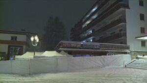 Crans Montana, la Svizzera chiede le spese sanitarie all’Italia. Meloni: “Respingiamo al mittente”. La Regione: “Abominevole”