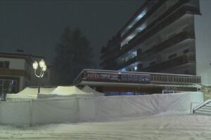 Crans Montana, la Svizzera chiede le spese sanitarie all’Italia. Meloni: “Respingiamo al mittente”. La Regione: “Abominevole”