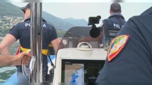 L’idrovolante non può atterrare per la barca nella pista. Multa da 2mila euro per un 65enne