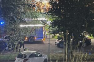 Como: 20enne gambizzato in via Di Vittorio, caccia agli aggressori scappati su una Punto grigia