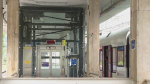 San Giovanni, l’ascensore è rotto da 15 giorni. Binari irraggiungibili per disabili e anziani