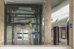San Giovanni, l’ascensore è rotto da 15 giorni. Binari irraggiungibili per disabili e anziani