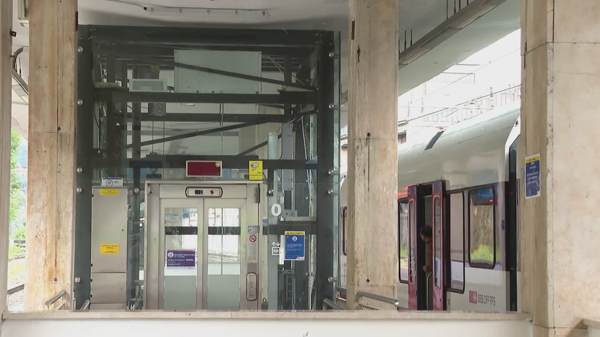 San Giovanni, l’ascensore è rotto da 15 giorni. Binari irraggiungibili per disabili e anziani