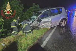 Incidente tra due auto nella notte a Carimate, due feriti