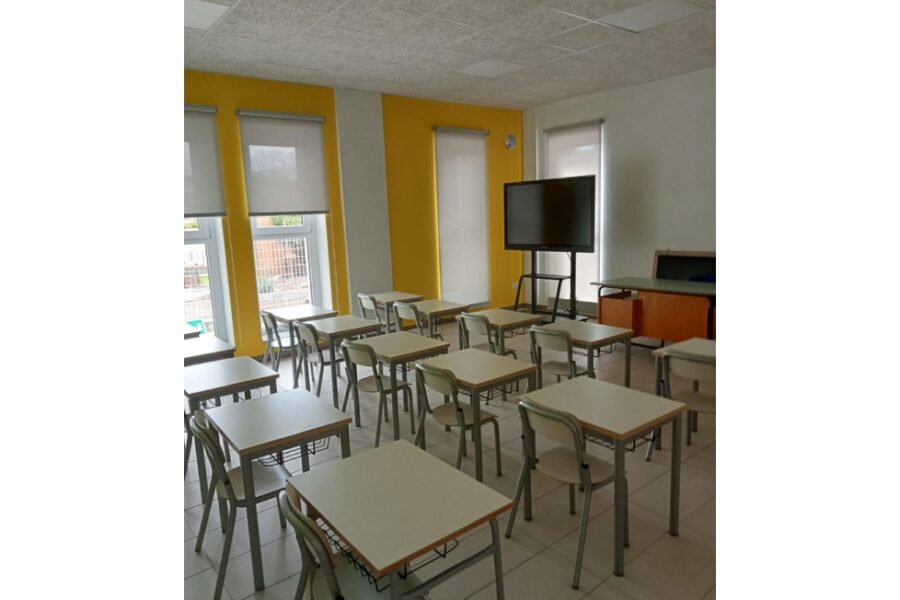 L'ha invitata nel bagno con un pretesto dove le ha tirato dei colpi al collo