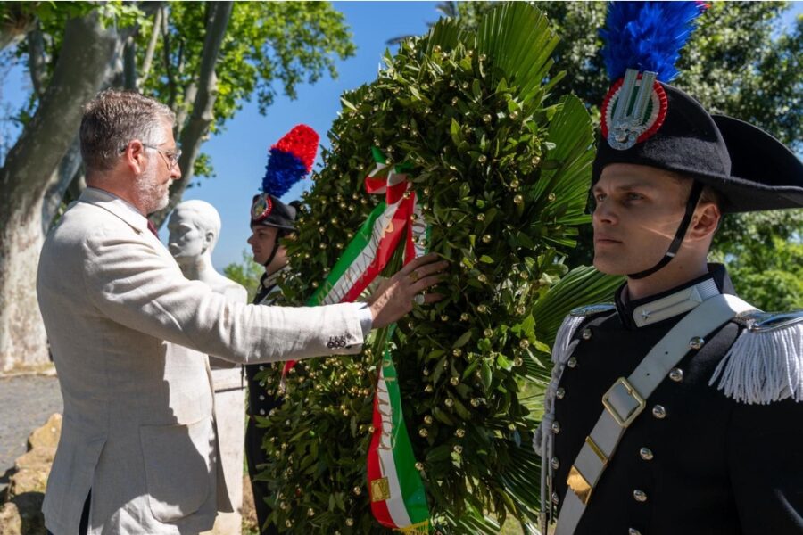 "Un gesto di rispetto verso una figura che ha incarnato i valori della libertà"