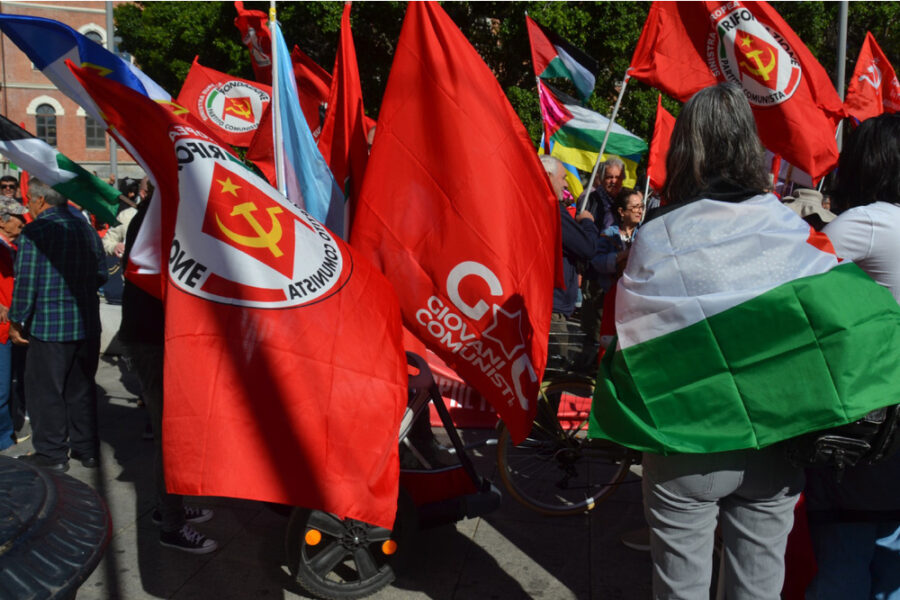 Bandiere e musica ma anche momenti di riflessione durante manifestazione