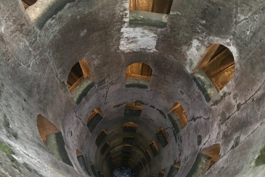 La ragazza scende e risale i 248 scalini