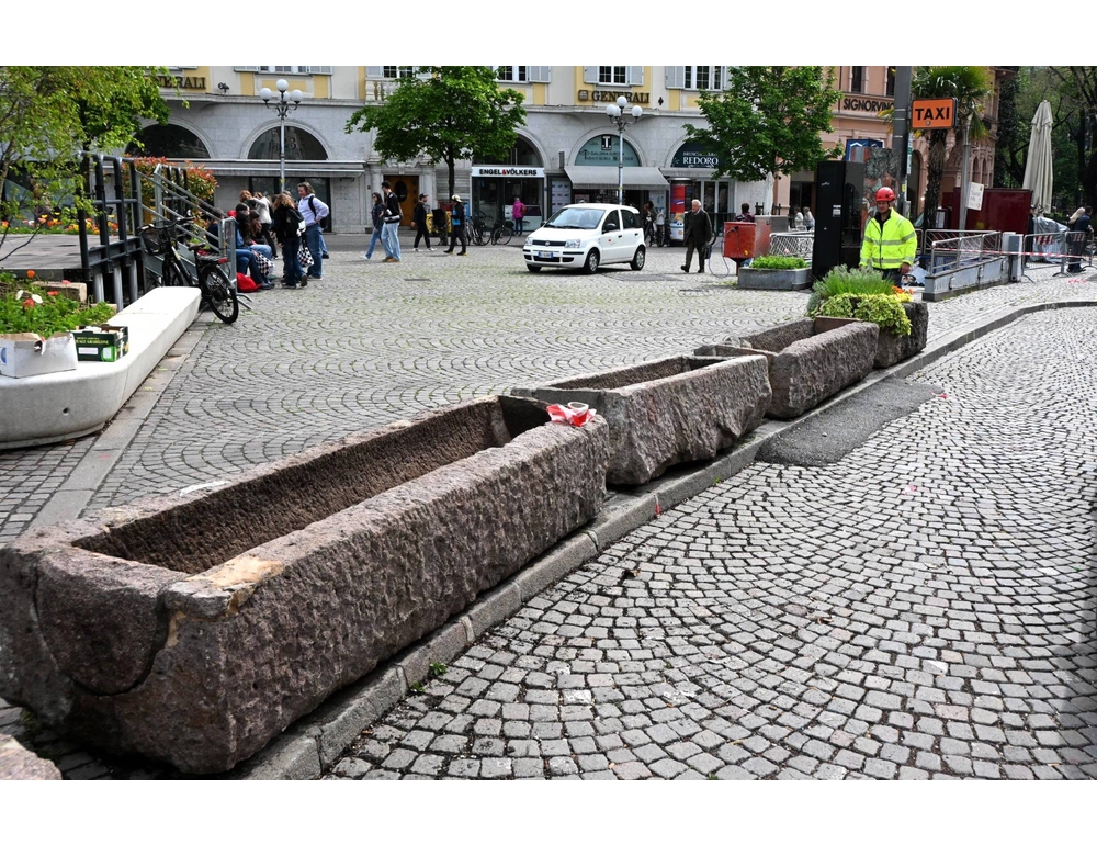 A Bolzano storiche vasche in porfido come new jersey anti terrorismo