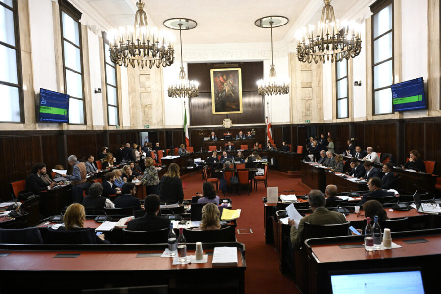 Approvato l'ordine del giorno contro l'evemto. FI astiene