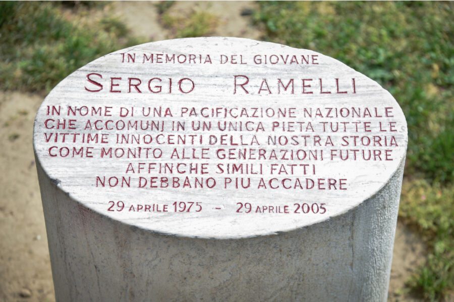 In testa lo striscione 'Onore ai camerati caduti'